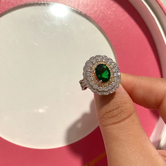 ✨SOLD OUT✨Round Emerald Stunner✨ - Picture 3 of 8